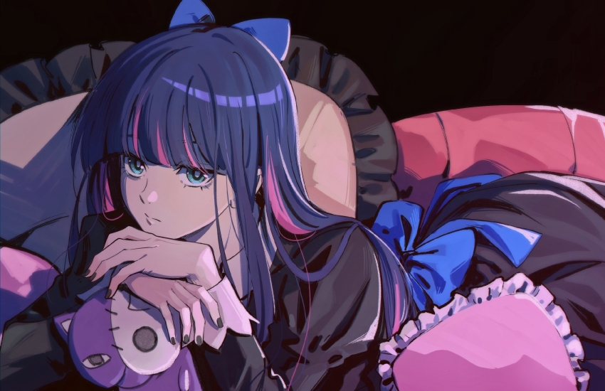1girl aqua_eyes black_background black_dress black_nails bow closed_mouth commentary dress dress_bow english_commentary expressionless hair_bow highres honekoneko_(psg) long_hair looking_at_viewer mixed-language_commentary multicolored_hair mywaffuru panty_&amp;_stocking_with_garterbelt pillow russian_commentary simple_background solo stocking_(psg) streaked_hair stuffed_animal stuffed_cat stuffed_toy two-tone_hair