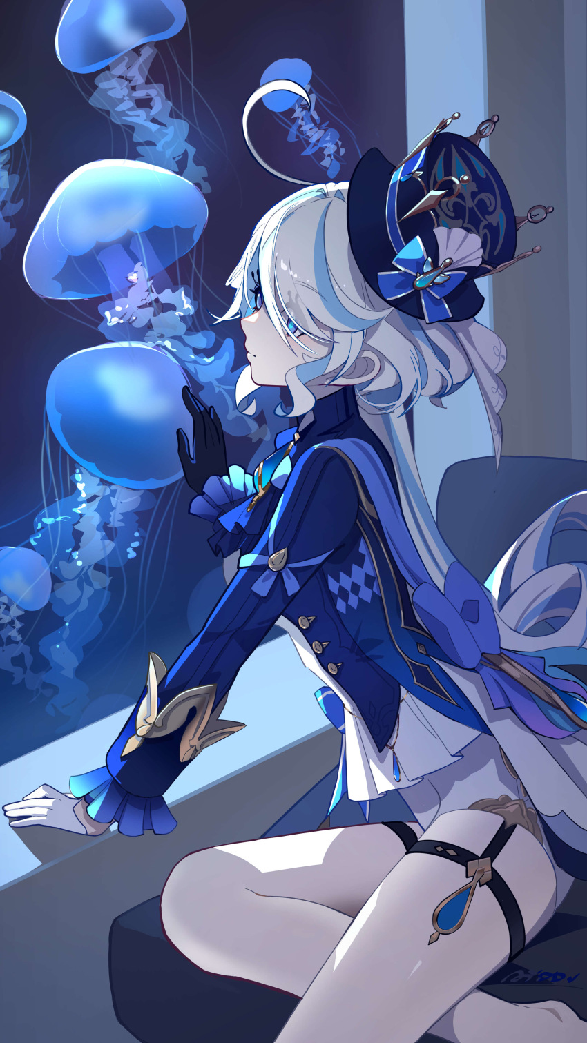 1girl absurdres ahoge ai_dongdong asymmetrical_gloves barefoot black_gloves blue_bow blue_eyes blue_hair blue_hat bow closed_mouth from_side furina_(genshin_impact) genshin_impact gloves grey_hair hat highres jellyfish long_hair long_sleeves looking_to_the_side mismatched_gloves multicolored_hair shorts solo streaked_hair thigh_strap top_hat white_gloves white_shorts