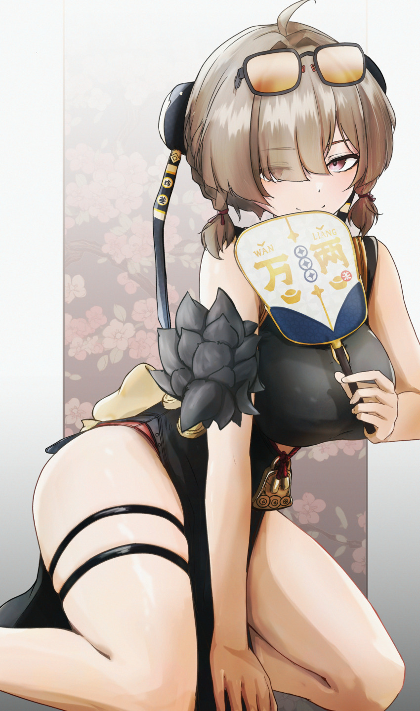 1girl breasts brown_eyes brown_hair china_dress chinese_clothes dress eyewear_on_head hair_over_one_eye hand_fan highres holding holding_fan large_breasts looking_at_viewer medium_hair orange-tinted_eyewear smile solo sunglasses sweety_(zenless_zone_zero) thigh_strap thighs tinted_eyewear tuanshan unokikazu yellow-tinted_eyewear zenless_zone_zero