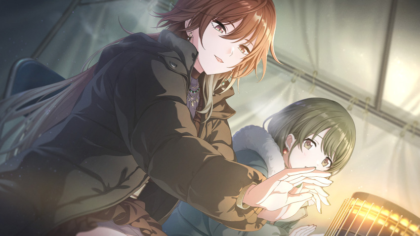 2girls aketa_mikoto chair earrings fur_trim game_cg green_eyes green_hair highres idolmaster idolmaster_shiny_colors idolmaster_shiny_colors_song_for_prism jacket jewelry multicolored_hair multiple_girls nail_polish nanakusa_nichika official_art red_eyes red_hair skirt tent_interior