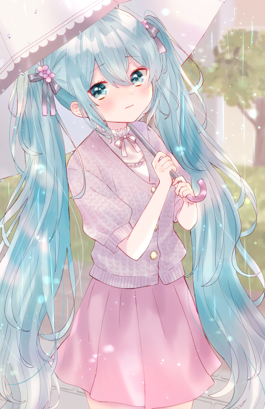 1girl :| aqua_eyes aqua_hair azarashi6 blush closed_mouth gradient_hair grass hair_between_eyes hatsune_miku highres holding holding_umbrella jacket long_hair melt_(vocaloid) multicolored_hair pink_skirt purple_jacket rain shirt skirt solo tree twintails umbrella very_long_hair vocaloid white_hair white_shirt
