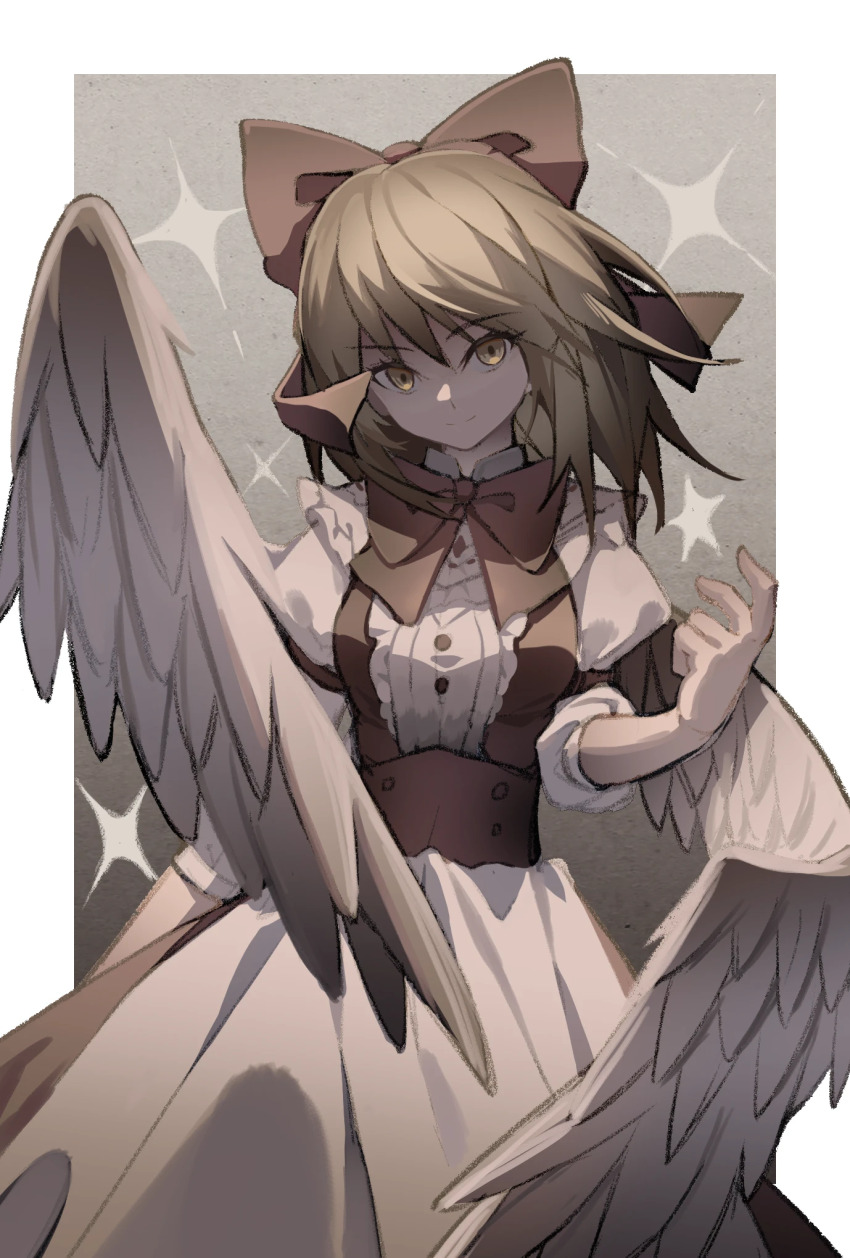1girl angel_wings blonde_hair bow bowtie chinese_commentary closed_mouth commentary_request dress feathered_wings gengetsu_(touhou) hair_bow highres long_hair minuo pointy_ears red_bow red_bowtie smile solo touhou touhou_(pc-98) white_wings wings yellow_eyes