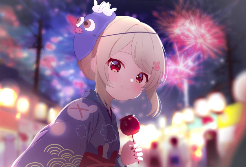 1girl absurdres akiyuki_nagi blonde_hair blurry blurry_background candy_apple closed_mouth commentary_request fireworks food highres japanese_clothes kimono long_sleeves looking_at_viewer market_stall nail_polish natori_sana natori_sana_(yukata) night obi outdoors print_kimono red_sash saana-kun sana_channel sash short_hair smile solo summer_festival swept_bangs virtual_youtuber yukata