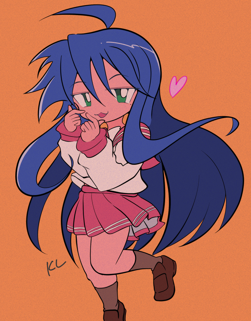 1girl :3 ahoge blue_hair brown_shoes brown_socks commentary double_finger_heart finger_heart full_body green_eyes hands_up heart highres huge_ahoge izumi_konata kl_(kljp) kneehighs loafers long_hair long_sleeves looking_at_viewer lucky_star miniskirt mole mole_under_eye open_mouth orange_background pleated_skirt red_skirt ryouou_school_uniform sailor_collar school_uniform serafuku shoes skirt socks very_long_hair white_serafuku