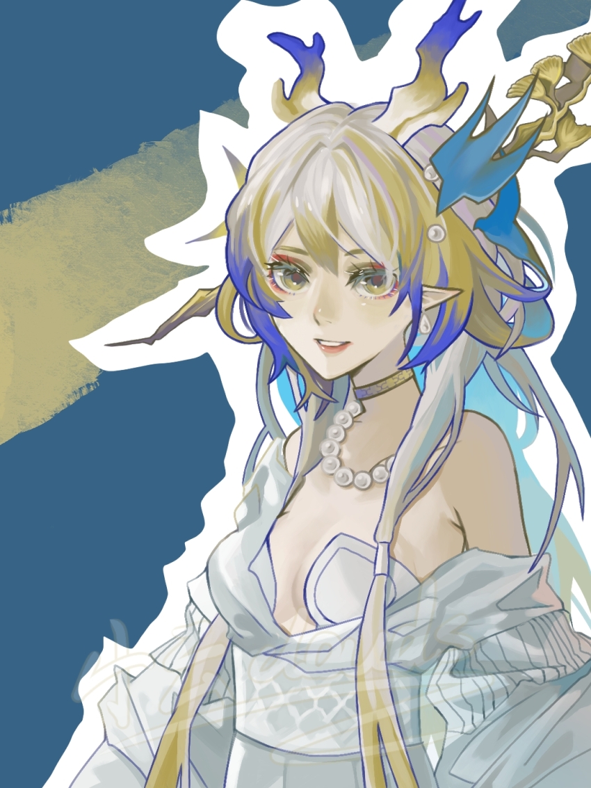 1girl ambience_synesthesia arknights bare_shoulders blonde_hair blue_background blue_hair breasts chinese_commentary choker colored_inner_hair commentary_request dragon_girl dragon_horns dress earrings green_eyes grey_dress grey_hair highres horns jewelry long_hair looking_at_viewer medium_breasts multicolored_hair necklace off_shoulder official_alternate_costume outline pearl_necklace pointy_ears purple_hair shu_(arknights) shu_(bingwenyuyou)_(arknights) smile solo upper_body watermark white_outline xiaoyunclouds yellow_choker