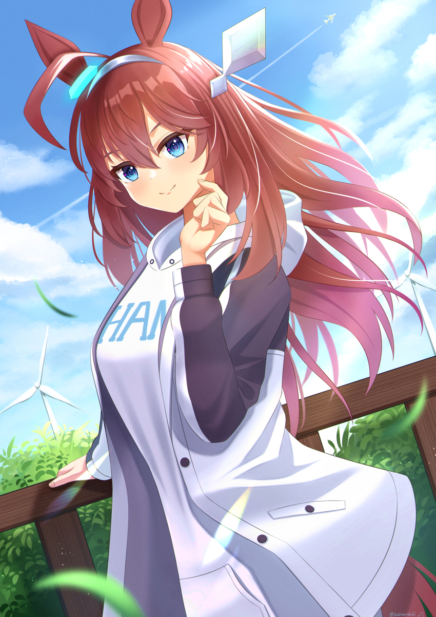 1girl absurdres ahoge animal_ears blue_eyes blue_sky casual closed_mouth cloud cloudy_sky commentary_request day ear_ornament hair_between_eyes hair_ornament hairclip highres hood hood_down hoodie horse_ears horse_girl horse_tail huge_ahoge jacket lloyd_irving long_hair long_sleeves looking_at_viewer mihono_bourbon_(umamusume) official_alternate_costume outdoors railing silver_hairband sky smile solo tail uine_(bobhairshuki) umamusume white_hoodie white_jacket wooden_railing