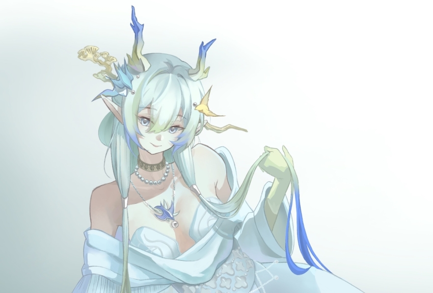 1girl ambience_synesthesia arknights bare_shoulders blonde_hair blue_eyes blue_hair breasts chinese_commentary closed_mouth colored_extremities commentary_request dragon_girl dragon_horns gradient_background grey_background grey_hair hair_between_eyes hair_lift hair_ornament horns jewelry large_breasts long_hair luo_mi_101 multicolored_hair necklace off_shoulder official_alternate_costume pearl_necklace pendant pointy_ears shu_(arknights) shu_(bingwenyuyou)_(arknights) smile solo very_long_hair white_background