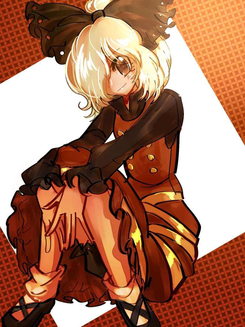 1girl black_bow black_shirt black_shoes blonde_hair blush bow brown_background brown_dress brown_eyes buttons closed_mouth commentary_request dress full_body hair_between_eyes hair_bow hair_bun hair_over_one_eye highres kurodani_yamame long_bangs long_sleeves looking_at_viewer loose_socks pinafore_dress ribbon shippuu_jinnari shirt shoes short_hair single_hair_bun sitting sleeveless sleeveless_dress smile socks solo touhou white_socks yellow_ribbon