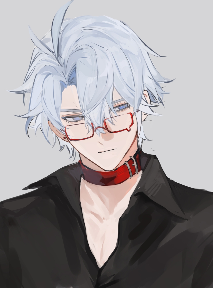 1boy absurdres antenna_hair black_shirt blue_eyes chinese_commentary choker closed_mouth collared_shirt expressionless glasses grey_background grey_hair hair_between_eyes head_tilt high_collar highres hmayme4238 honkai:_star_rail honkai_(series) looking_to_the_side no_pupils phainon_(honkai:_star_rail) red-framed_eyewear red_choker shirt short_hair simple_background solo upper_body wavy_hair