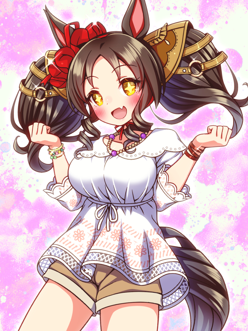 +_+ 1girl animal_ears blush breasts casual collarbone commentary_request drill_hair drill_sidelocks ear_scrunchie fang gradient_background highres horse_ears horse_girl horse_tail jewelry large_breasts marvelous_sunday_(umamusume) necklace open_mouth pearl_necklace pink_background red_scrunchie scrunchie shirt shorts sidelocks solo sugimotty_nova tail twintails umamusume white_background white_shirt yellow_eyes