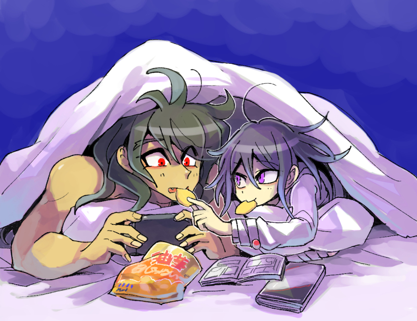2boys bag_of_chips danganronpa_(series) danganronpa_v3:_killing_harmony fang gokuhara_gonta green_hair hair_between_eyes handheld_game_console holding holding_handheld_game_console kumakoro_(tetsupag) male_focus multiple_boys oma_kokichi pillow playstation_vita purple_eyes purple_hair red_eyes sharing_food shirt topless_male under_covers white_shirt yaoi