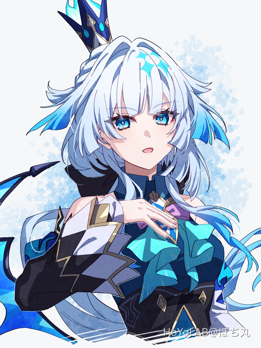 1girl bare_shoulders blue_eyes blue_hair cerydra_(honkai:_star_rail) crown detached_sleeves gradient_hair grey_background hair_intakes highres honkai:_star_rail honkai_(series) long_sleeves mini_crown multicolored_hair open_mouth pochimaru_(marumaru_wanwan) solo upper_body white_hair