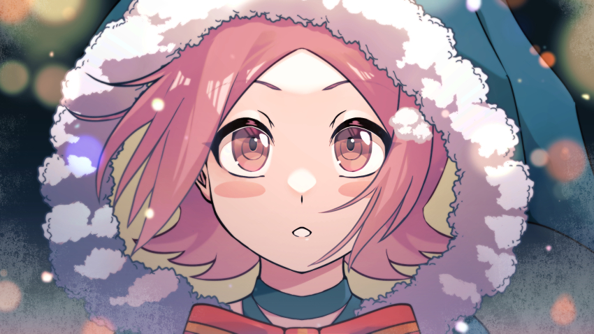 1girl alternate_costume bleach blurry blurry_background blush_stickers bow close-up commentary_request fur-trimmed_hood fur_trim highres hood hood_up kusajishi_yachiru looking_up outdoors parted_bangs parted_lips pink_eyes pink_hair red_bow snowing solo sumire_1046 tareme upturned_eyes winter winter_clothes