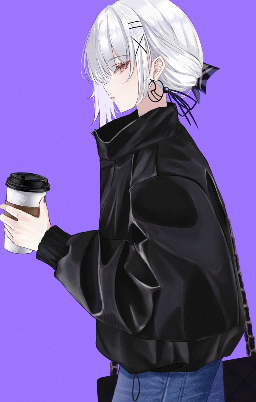 1girl alternate_costume black_bag black_jacket black_nails celly_(mogmog_99) commentary_request cowboy_shot cup denim disposable_coffee_cup disposable_cup earrings fingernails from_side highres holding holding_cup jacket jeans jewelry looking_at_viewer mole mole_under_mouth nail_polish pants parted_lips profile purple_background red_eyes sanhua_(wuthering_waves) short_hair simple_background solo white_hair wuthering_waves