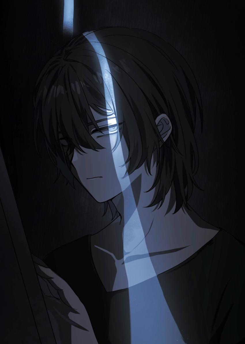 1boy black_background black_hair black_shirt crack_of_light eipenor grey_eyes hair_between_eyes hand_up highres light_frown limbus_company looking_at_viewer male_focus portrait project_moon shirt short_hair solo yi_sang_(project_moon)