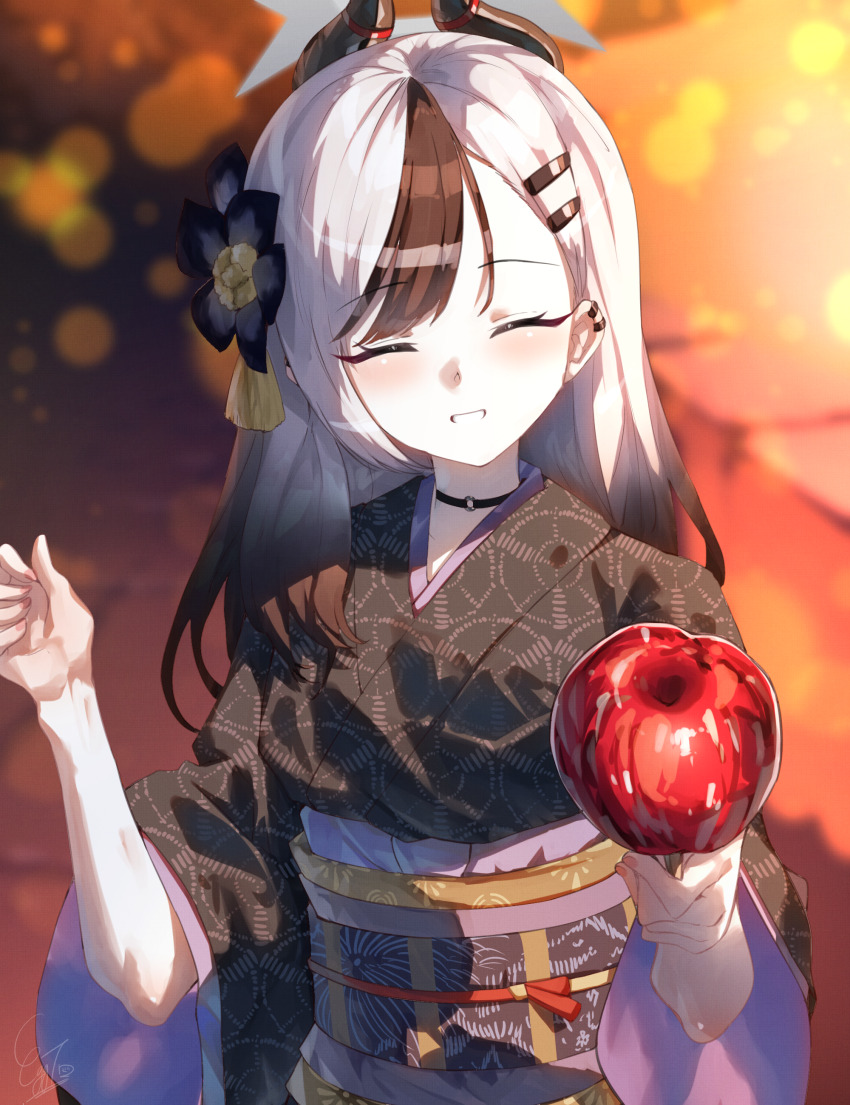 1girl absurdres black_choker black_hair black_kimono blue_archive blush candy_apple choker commentary_request demon_horns facing_viewer flower food grey_halo grin hair_flower hair_ornament hairclip halo happy highres holding holding_food horns japanese_clothes kayoko_(blue_archive) kayoko_(new_year)_(blue_archive) kimono long_hair multicolored_hair official_alternate_costume smile solo sunnysideup two-tone_hair upper_body white_hair