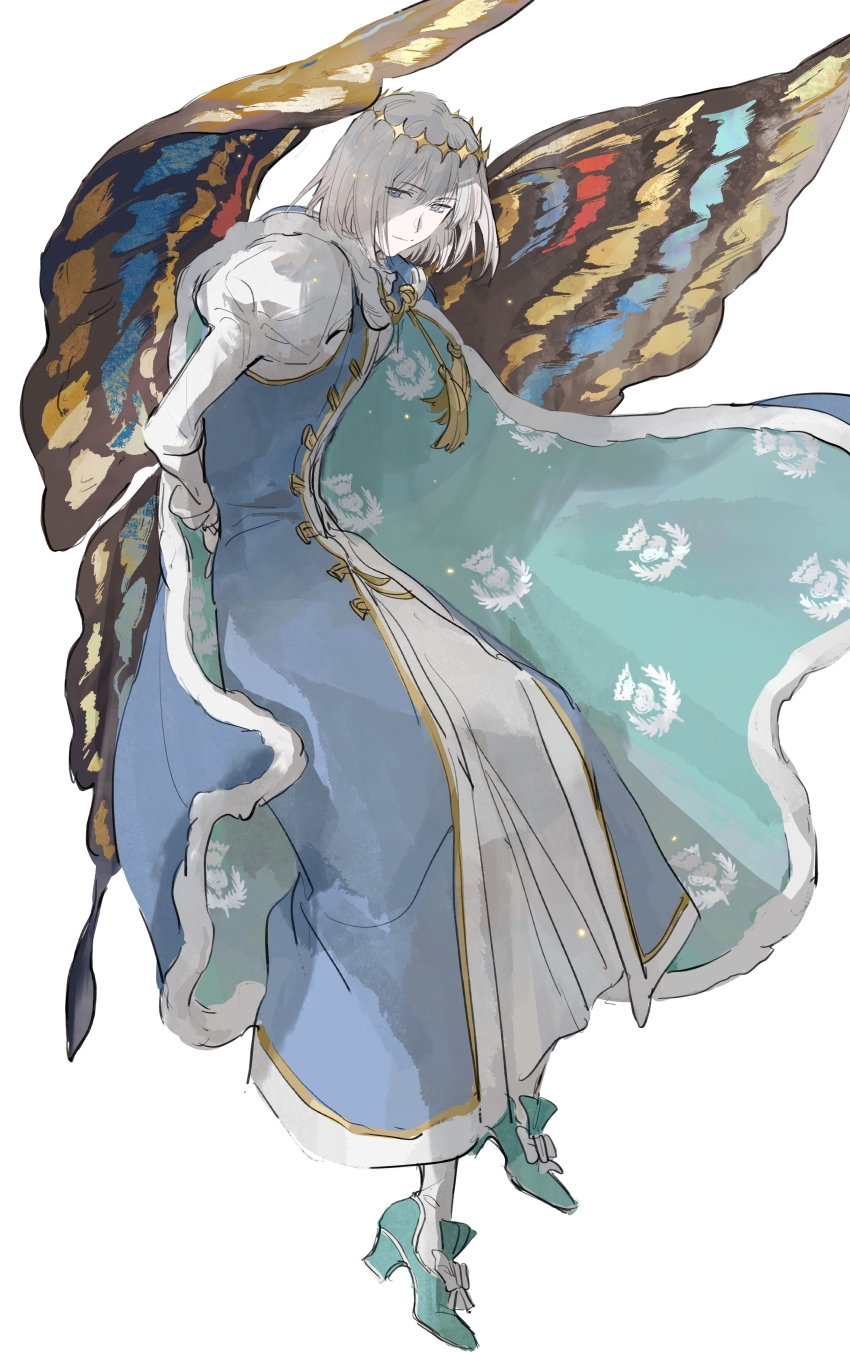 1boy absurdres blue_cape blue_eyes butterfly_wings cape crown diamond_hairband fate/grand_order fate_(series) full_body fur-trimmed_cape fur_trim highres insect_wings juliet_sleeves long_sleeves male_focus medium_hair mimulishizi oberon_(fate) oberon_(first_ascension)_(fate) puffy_sleeves solo tassel white_background white_hair wings