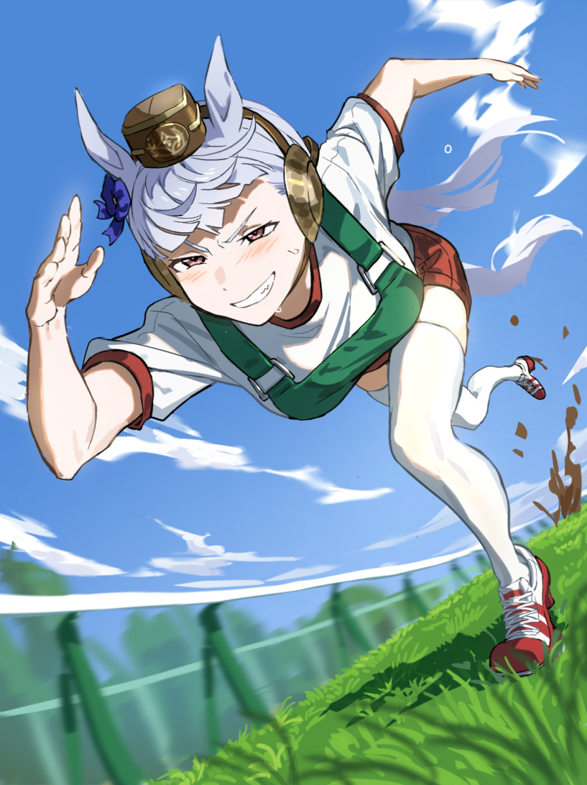 1girl animal_ears blue_bow blue_sky blush bow brown_headwear cloud commentary_request day dirt ear_bow ear_covers fence flying_sweatdrops full_body gold_ship_(umamusume) grass grey_hair grin gym_uniform high_heel_sneakers highres horse_ears horse_girl koppe_koppe long_hair motion_blur outdoors pillbox_hat pink_eyes race_bib racetrack red_shoes red_shorts running shirt shoes short_sleeves shorts sky smile sneakers solo sweat teeth thighhighs tree umamusume very_long_hair white_shirt white_thighhighs