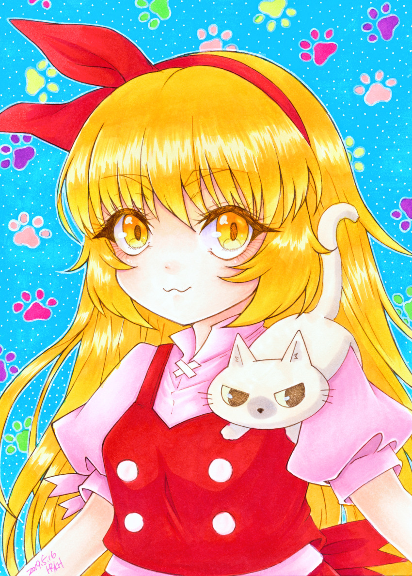 1girl 2019 :3 absurdres blonde_hair blue_background cat closed_mouth dated ellen_(touhou) hair_between_eyes hairband highres homara8524 long_hair looking_at_viewer marker_(medium) paw_print paw_print_background pink_shirt puffy_short_sleeves puffy_sleeves red_hairband red_vest shirt short_sleeves signature simple_background sokrates_(touhou) touhou touhou_(pc-98) traditional_media upper_body vest white_cat yellow_eyes