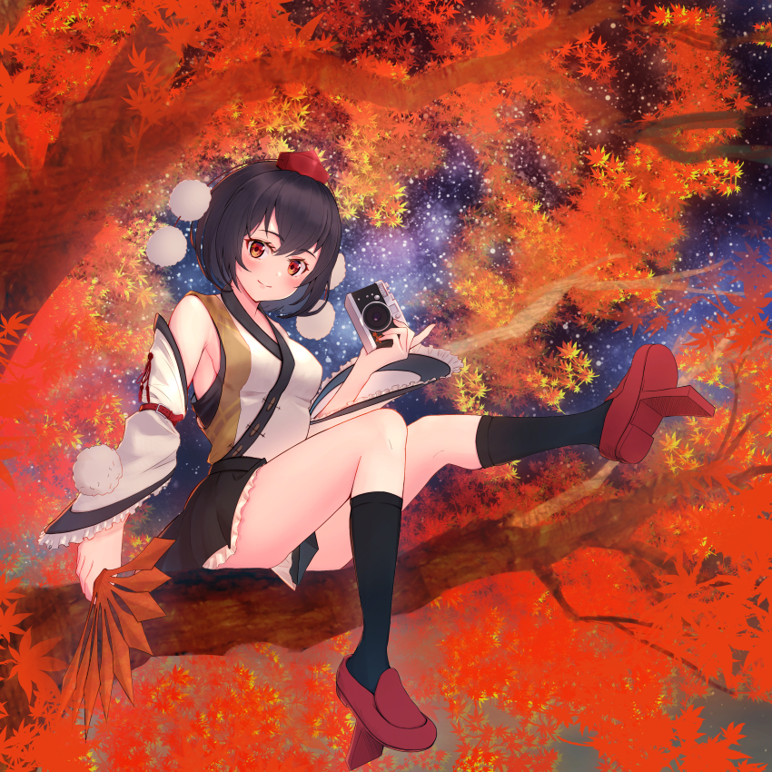 1girl absurdres adapted_costume autumn_leaves bare_shoulders black_hair black_legwear black_skirt blush camera closed_mouth commentary_request detached_sleeves foot_out_of_frame geta hand_fan hat highres holding holding_camera holding_fan japanese_clothes kimono leaf long_sleeves looking_at_viewer outdoors pom_pom_(clothes) red_eyes red_footwear red_hat shameimaru_aya short_hair sitting skirt smile tengu tengu-geta tokin_hat touhou ueno_tatsuki white_kimono white_sleeves wide_sleeves