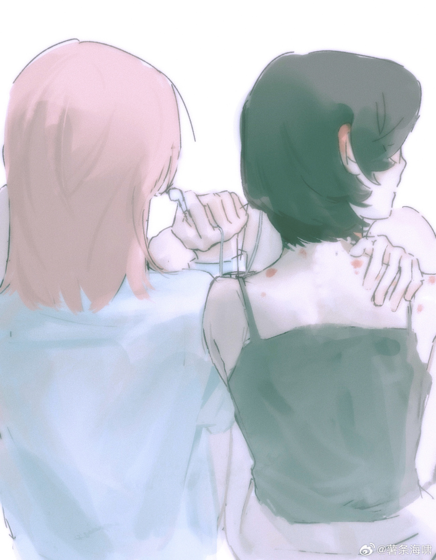 2girls alien_stage black_camisole black_hair camisole chinese_commentary commentary_request earphones from_behind hickey highres medium_hair mizi_(alien_stage) multiple_girls occoon pink_hair shared_earphones shirt short_hair spaghetti_strap sua_(alien_stage) watermark weibo_watermark white_shirt yuri