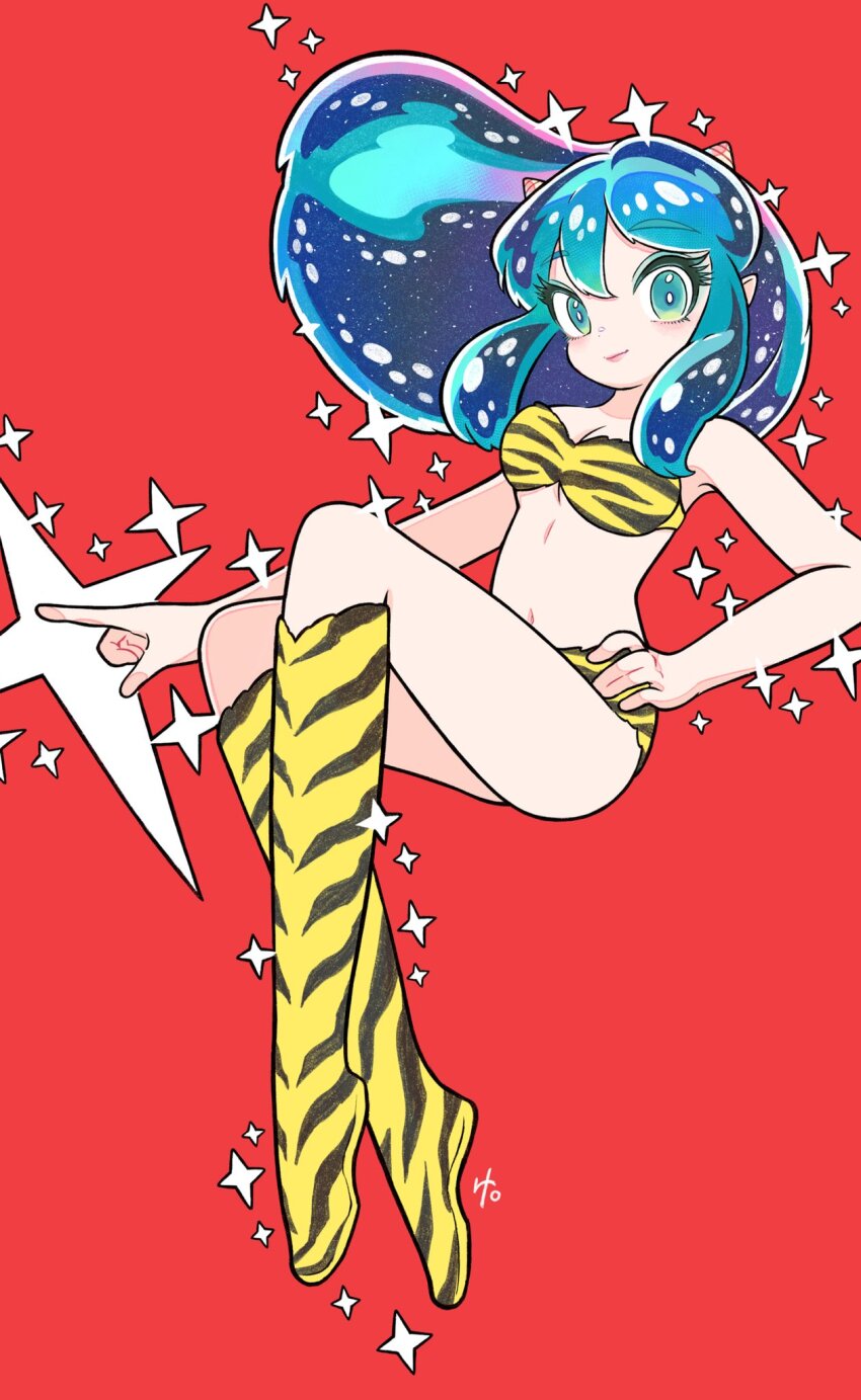 1girl animal_print bikini boots green_eyes green_hair hand_on_own_hip highres horns long_hair looking_at_viewer lum midriff munyamakura pointy_ears red_background sidelocks signature simple_background smile sparkle swimsuit tiger_print urusei_yatsura