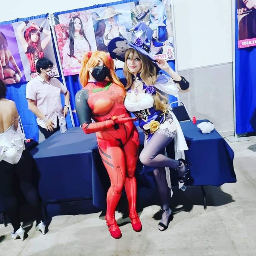 2girls breasts convention coronavirus_pandemic cosplay face_mask genshin_impact legs lisa_(genshin_impact) lisa_(genshin_impact)_(cosplay) mask mecha_pilot_suit mexico mouth_mask multiple_girls neon_genesis_evangelion photo_(medium) plugsuit_(cosplay) plugsuit_(evangelion) real_life souryuu_asuka_langley_(cosplay)