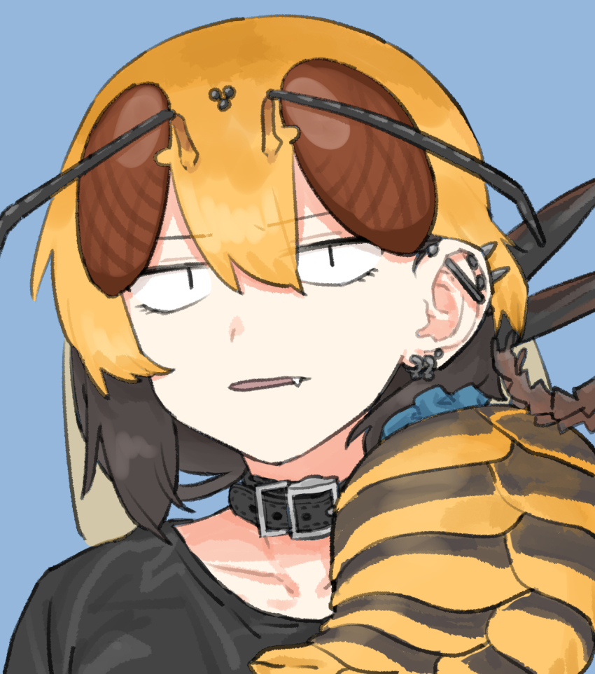 1girl antennae arthropod_girl black_hair blonde_hair blurry blurry_background choker ear_piercing extra_eyes fang hair_between_eyes highres hornet_suzuki long_hair matangom multicolored_hair nikushoku_jk_mantis_akiyama piercing punk sanpaku side_ponytail simple_background wasp wasp_girl