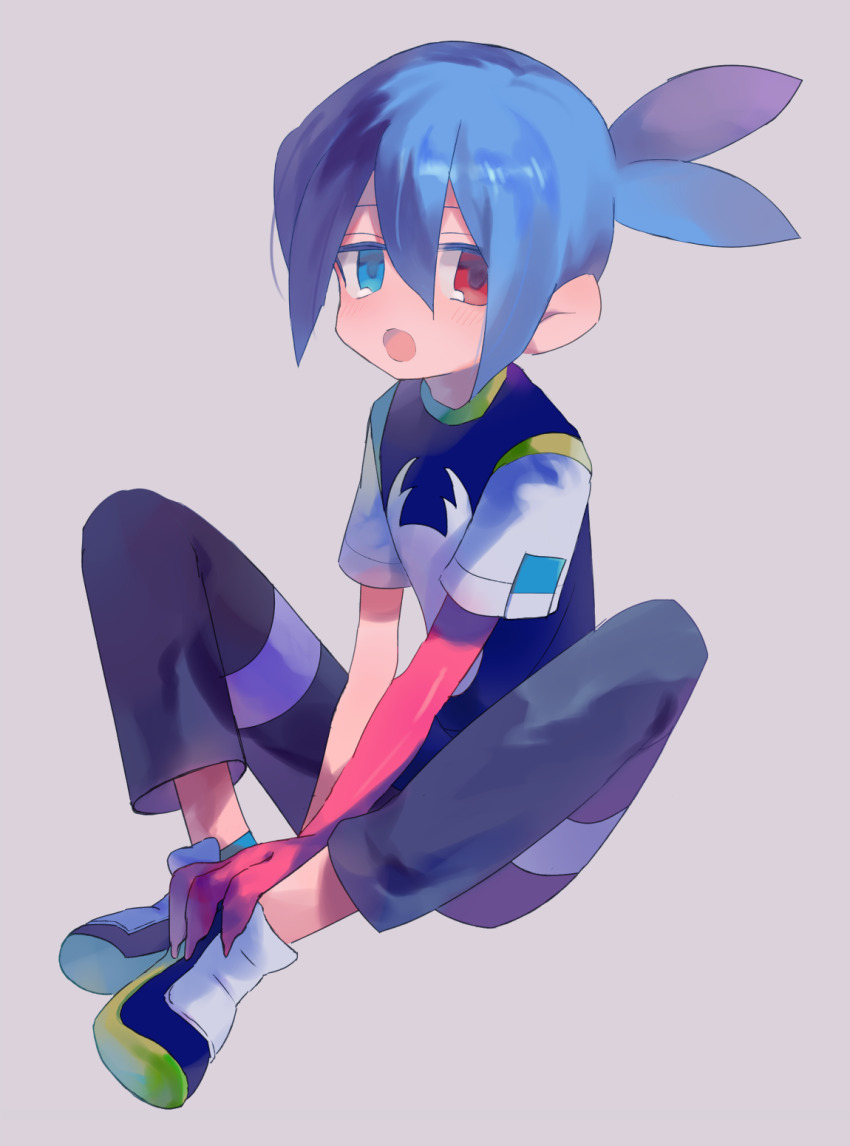 1boy :o antenna_hair asymmetrical_arms between_legs black_pants black_shirt blue_eyes blue_hair double-parted_bangs full_body grey_background hair_between_eyes hand_between_legs heterochromia highres jitome knees_apart_feet_together knees_up looking_at_viewer male_focus multicolored_shoes no_nose open_mouth pants print_shirt puyopuyo puyopuyo_20th_anniversary red_eyes sanndasonia shirt shoes short_hair short_sleeves sidelocks sideways_glance sig_(puyopuyo) simple_background sitting solo v_arms white_sleeves