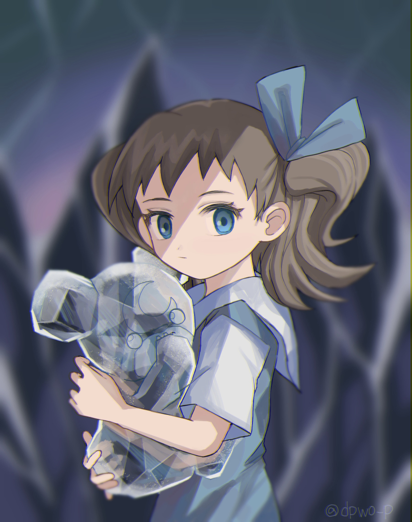 1girl aqua_eyes arigato_omuraisu blurry blurry_background brown_hair child closed_mouth commentary_request dress eyelashes from_side game_freak gen_2_pokemon hair_ribbon highres holding looking_at_viewer looking_to_the_side molly_hale nintendo pokemon pokemon_(anime) pokemon_(classic_anime) pokemon_3:_the_movie_-_spell_of_the_unown:_entei ribbon short_sleeves teddiursa upper_body watermark
