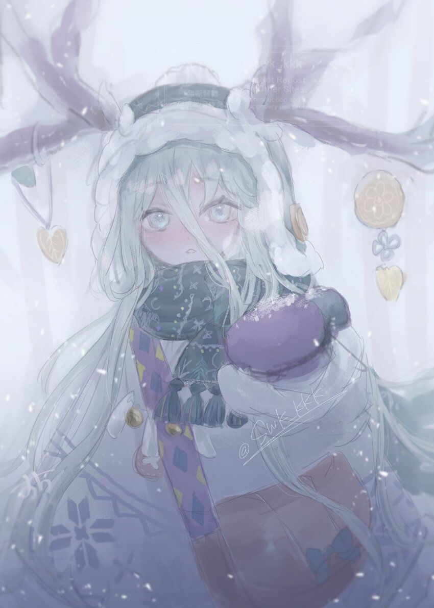 1girl antler_ornament antlers antlers_through_headwear aqua_eyes aqua_hair bag beanie blush cloak fate/grand_order fate_(series) fur-trimmed_headwear fur_trim green_hat green_scarf grey_background hair_between_eyes hat highres horns long_hair looking_at_viewer louhi_(fate) louhi_(second_ascension)_(fate) parted_lips pom_pom_(clothes) pom_pom_beanie scarf shoulder_bag snowing solo suwa_(swk_kkk) upper_body winter_clothes