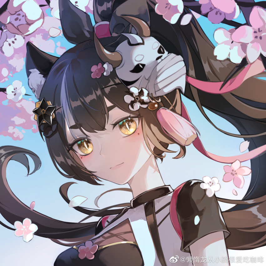 1girl animal_ear_fluff azusa_(vtuber) virtuareal_link black_hair blue_sky cherry_blossoms flower hair_flower hair_ornament highres landuo_long_congxiao_jiu_hen_ai_chi_kafei long_hair looking_at_viewer mask mask_on_head nijisanji official_alternate_costume ponytail portrait sky solo virtual_youtuber virtuareal watermark weibo_username weibo_watermark white_hair yellow_eyes