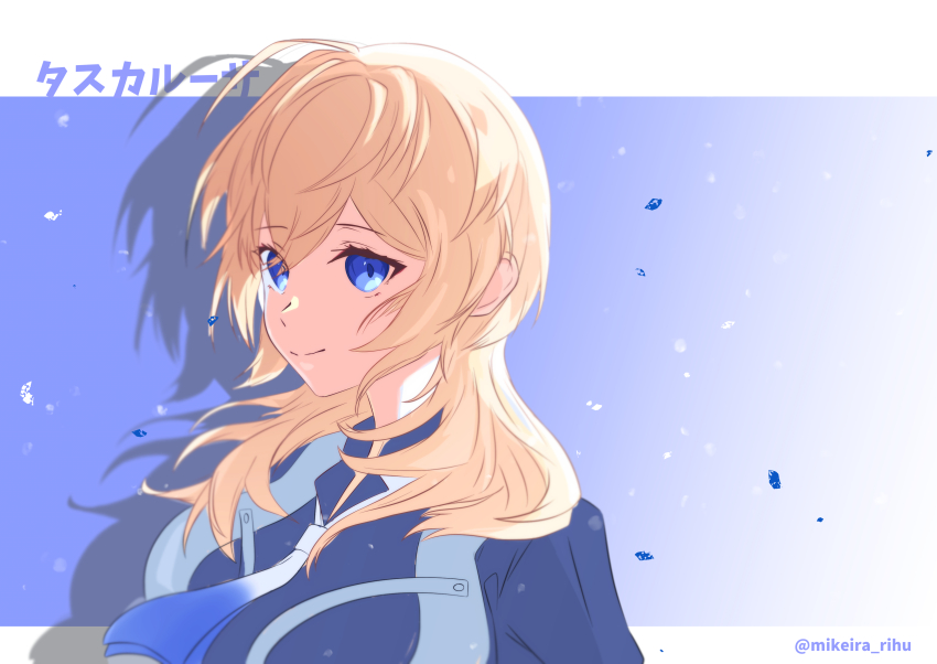 1girl absurdres ahoge blonde_hair blue_background blue_eyes blue_shirt blush breasts collared_shirt gradient_background hair_between_eyes hair_ornament hairclip highres kantai_collection large_breasts looking_at_viewer medium_hair mikeira_rihu neckerchief shirt smile solo tuscaloosa_(kancolle) upper_body
