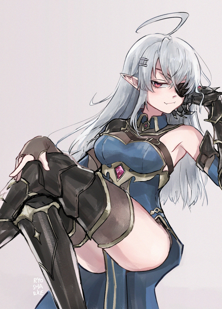1girl ahoge armored_boots armored_gloves artist_name black_gloves boots breasts commentary crossed_legs dress english_commentary eyepatch fang fingerless_gloves geega_(vtuber) geega_(vtuber)_(1st_costume) gloves grey_background grey_hair hair_between_eyes hair_ornament highres invisible_chair long_hair looking_at_viewer pointy_ears red_eyes ryosharke sitting skin_fang sleeveless smile solo thighhighs thighhighs_under_boots virtual_youtuber vshojo