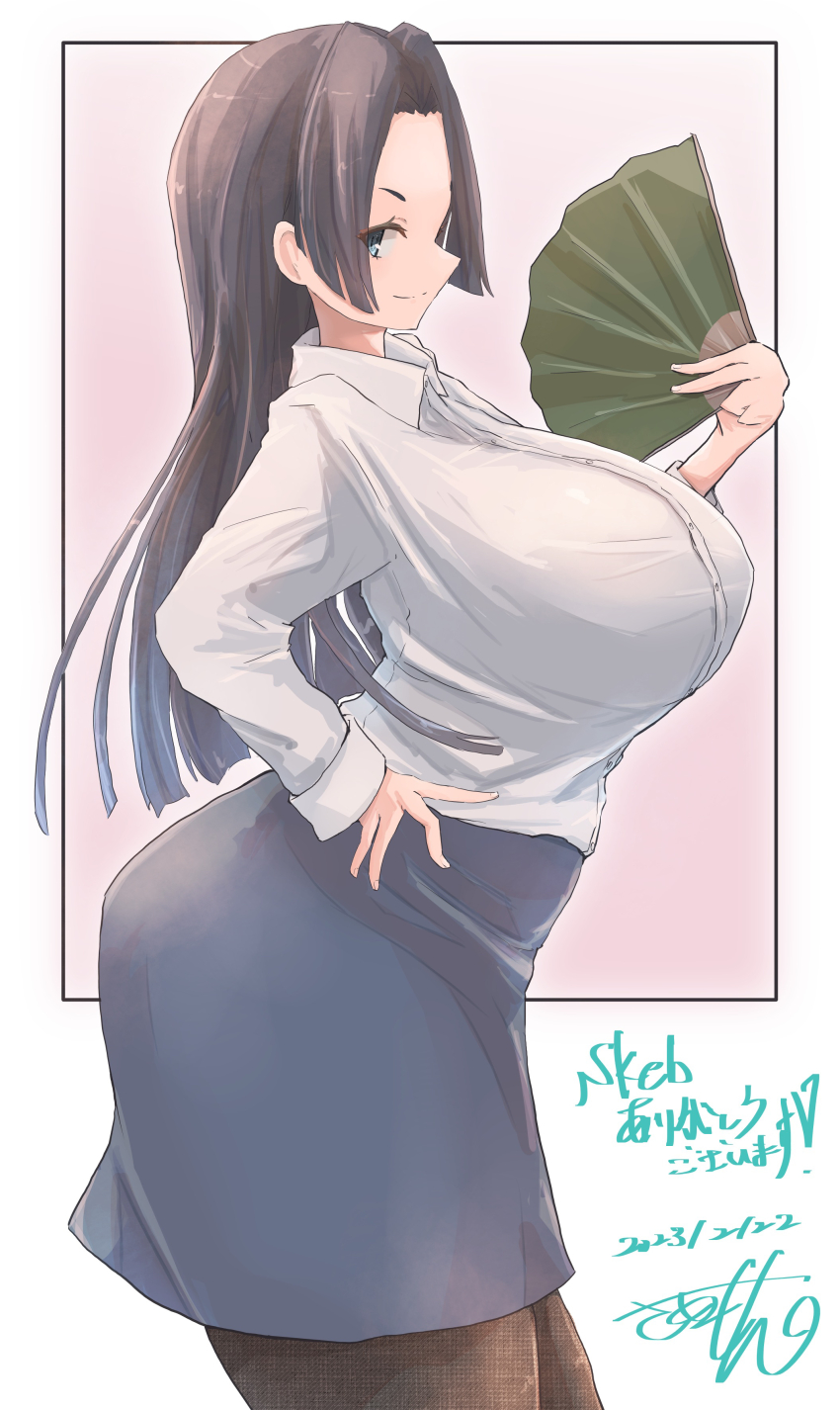1girl absurdres alternate_breast_size ass black_hair black_pantyhose blue_eyes blue_skirt breasts commission curvy dated folding_fan from_side hand_fan hand_on_own_hip highres holding holding_fan huge_ass huge_breasts kongou_mitsuko long_hair looking_at_viewer pantyhose saamon_(salmonkomaku) shirt signature simple_background skeb_commission skirt smile solo toaru_kagaku_no_railgun toaru_majutsu_no_index white_background white_shirt