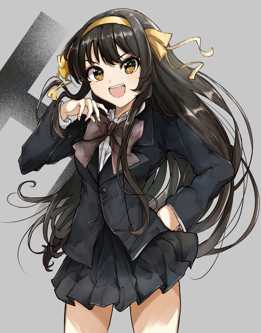 1girl black_jacket black_skirt bow brown_bow brown_hair grey_background hair_ribbon hairband hand_on_own_hip highres jacket kouyouen_academy_school_uniform long_hair long_sleeves looking_at_viewer official_alternate_costume official_alternate_hair_length official_alternate_hairstyle open_mouth pleated_skirt ribbon sasai_tuki school_uniform shirt sidelocks skirt smile solo suzumiya_haruhi suzumiya_haruhi_no_shoushitsu suzumiya_haruhi_no_yuuutsu teeth upper_teeth_only very_long_hair white_shirt yellow_eyes yellow_hairband yellow_ribbon
