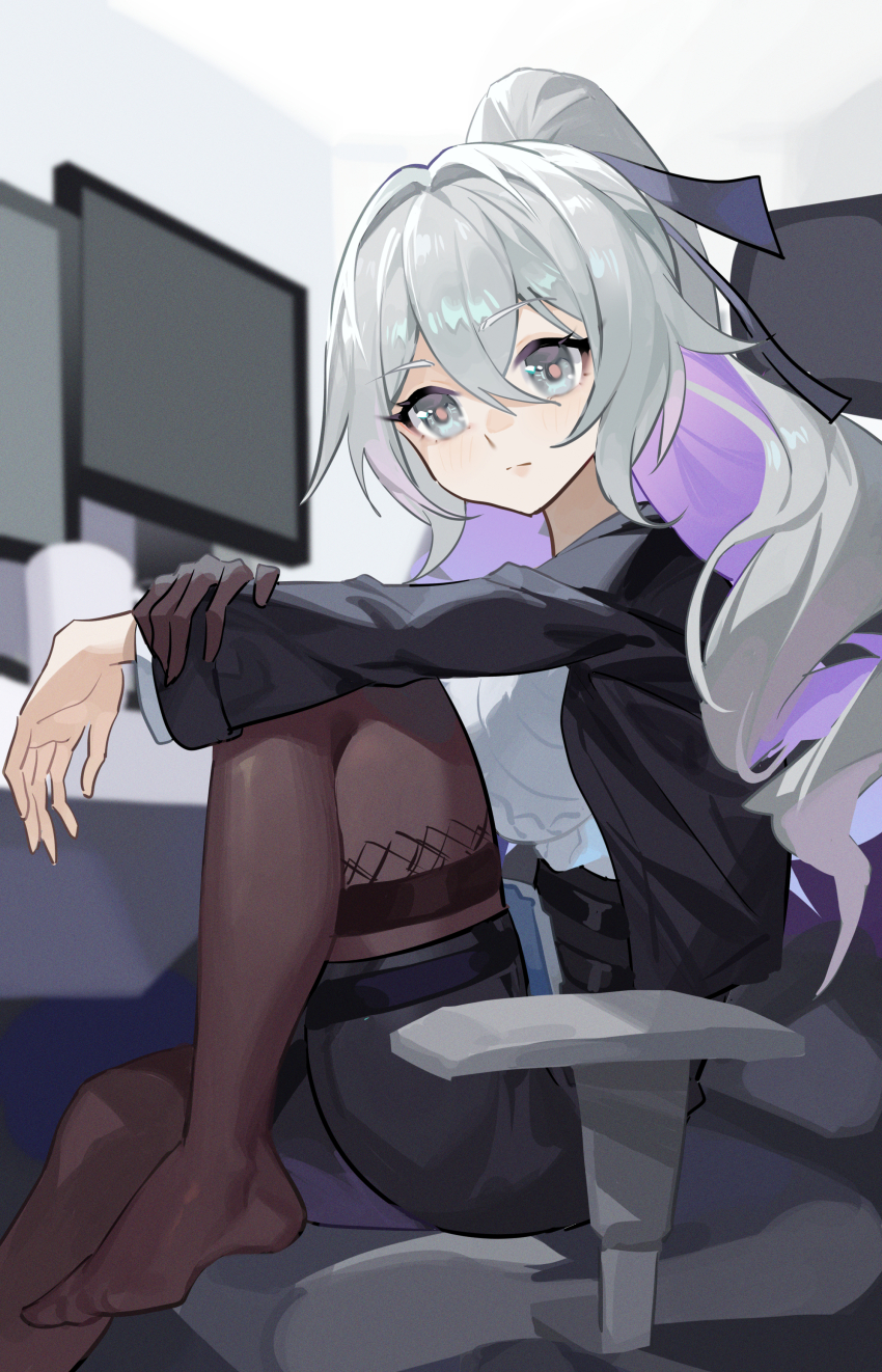 1girl absurdres black_gloves black_jacket black_pantyhose bronya_zaychik bronya_zaychik_(outstanding_attitude) bronya_zaychik_(silverwing:_n-ex) chair colored_inner_hair foot_out_of_frame gloves grey_eyes grey_hair hair_between_eyes hair_intakes highres honkai_(series) honkai_impact_3rd jacket knee_up long_hair long_sleeves looking_at_viewer multicolored_hair no_shoes pantyhose ponytail purple_hair single_glove solo very_long_hair xinliu_asato