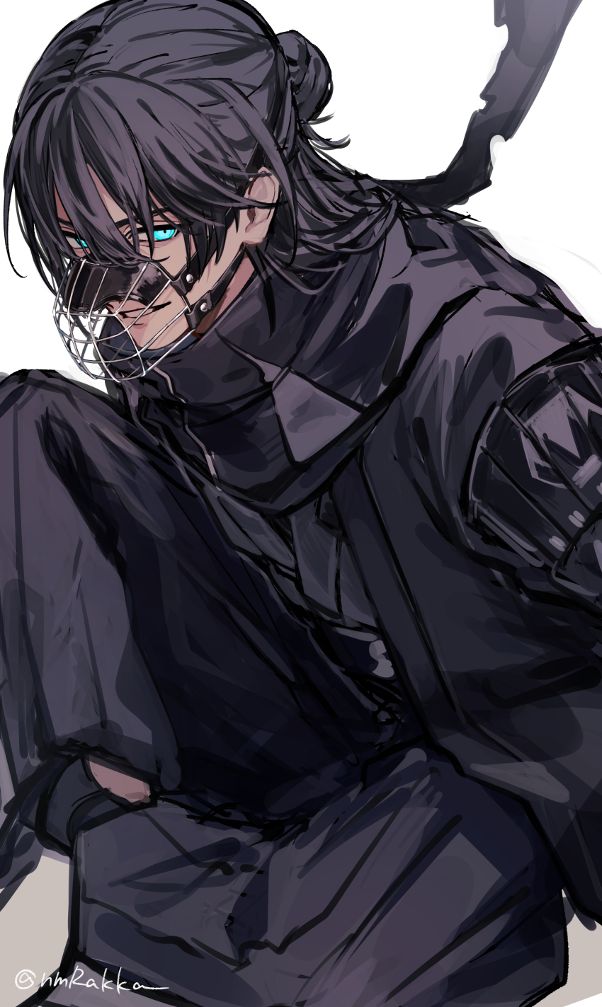 1boy absurdres black_hair black_hakama black_kimono black_scarf blue_eyes feet_out_of_frame hair_between_eyes hair_bun hakama half_updo highres japanese_clothes kimono knee_up long_hair looking_at_viewer magoroku_kanemoto_(touken_ranbu) male_focus muzzle_(mask) rakanama scarf simple_background single_hair_bun sitting smile solo torn_clothes touken_ranbu white_background