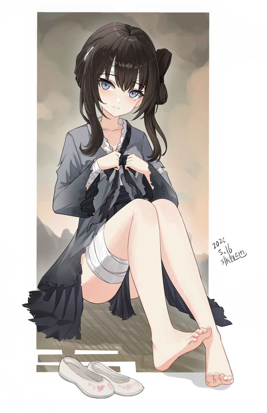 1girl absurdres artist_name bandaged_leg bandages bare_legs barefoot black_hair blue_eyes blush closed_mouth collarbone dated dress feet full_body grey_dress grey_eyes highres lao_xi legs long_hair long_sleeves looking_at_viewer mansui_(the_hungry_lamb) mole mole_under_eye shoes shuangyaji sidelocks signature sitting smile soles solo the_hungry_lamb:_traveling_in_the_late_ming_dynasty toenails toes unworn_shoes