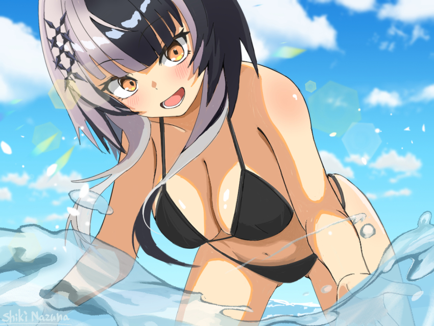 1girl 963rinne bikini black_bikini black_hair breasts day grey_hair hololive hololive_english large_breasts long_hair looking_at_viewer lower_teeth_only multicolored_hair navel open_mouth outdoors shiori_novella solo splashing split-color_hair swimsuit teeth two-tone_hair virtual_youtuber wading water yellow_eyes