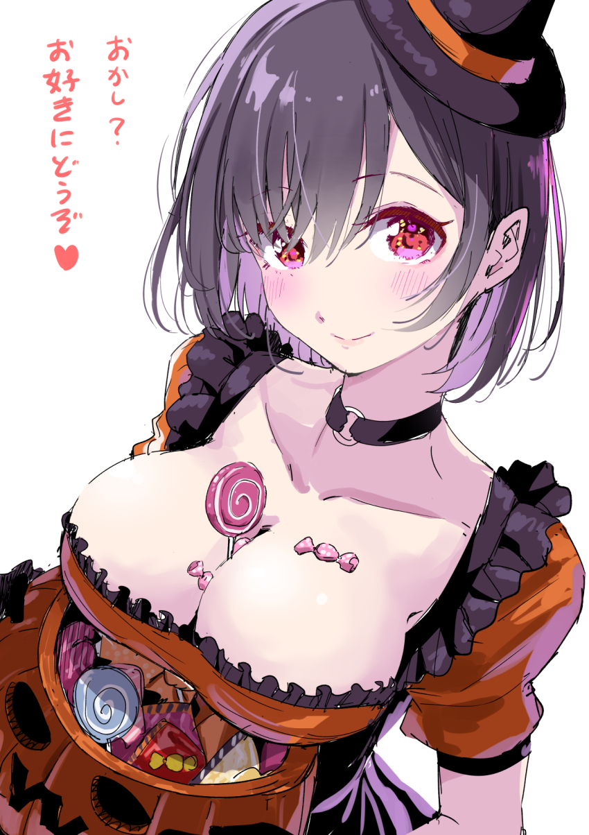 1girl attsun_(atsushi_jb) between_breasts black_choker black_hair black_hat breasts candy choker cleavage closed_mouth collarbone commentary food halloween_bucket hat highres jindou_hikari large_breasts lollipop looking_at_viewer o-ring o-ring_choker red_eyes sekai_ka_kanojo_ka_erabenai short_hair simple_background smile solo swirl_lollipop translation_request white_background