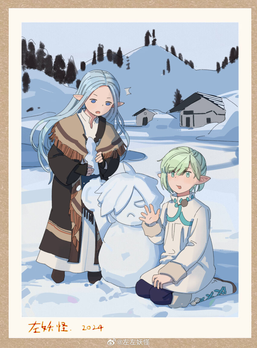 1boy 1girl :o ^^^ absurdres black_coat blue_eyes boots border brown_capelet capelet character_snowman coat day elezen elf final_fantasy final_fantasy_xiv fringe-trimmed_capelet fringe_trim full_moon fur-trimmed_footwear fur_trim green_hair hand_up highres hill house knee_boots long_hair looking_at_viewer moon myste_(ff14) no_sclera open_mouth outdoors pointy_ears rielle_de_caulignont seiza short_hair sidurgu_orl sitting smile snow snowman standing watermark weibo_watermark white_coat white_footwear winter yellow_border zuozuo_yaoguai