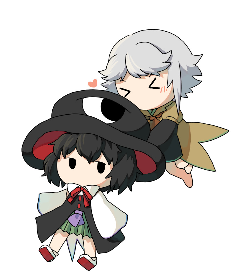 &gt;_&lt; 2others absurdres androgynous ascot baila_kuangzi barefoot black_coat black_eyes black_hair black_hat black_shirt black_shorts blush_stickers brown_ascot brown_coat chibi chinese_commentary coat collared_shirt commentary_request detached_sleeves enraku_tsubakura green_hakama green_trim grey_hair hakama hakama_short_skirt hakama_skirt hat heart highres houlen_yabusame japanese_clothes layered_sleeves len&#039;en long_sleeves medium_hair multiple_others neck_ribbon no_mouth no_nose other_focus puffy_short_sleeves puffy_sleeves purple_trim red_ribbon ribbon shirt short_hair short_over_long_sleeves short_sleeves shorts simple_background skirt sleeveless sleeveless_coat sleeveless_shirt sleeves_past_fingers sleeves_past_wrists socks solo two-sided_fabric two-sided_headwear white_background white_shirt white_sleeves white_socks