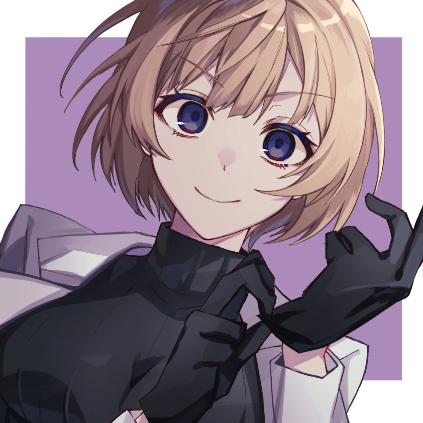 1girl black_gloves blonde_hair gloves highres izuna_nobel jacket nathu_mochi purple_background purple_eyes servamp short_hair white_jacket