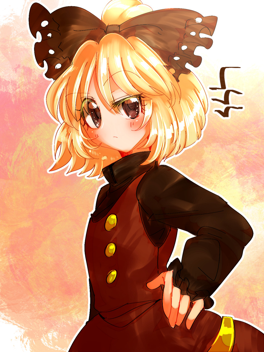 1girl black_bow black_shirt blonde_hair blush bow brown_dress brown_eyes buttons closed_mouth commentary_request cowboy_shot dress expressionless hair_bow hair_bun hand_on_own_hip highres kurodani_yamame long_sleeves looking_at_viewer looking_to_the_side pinafore_dress pink_background raised_eyebrow shippuu_jinnari shirt short_hair single_hair_bun sleeveless sleeveless_dress solo touhou