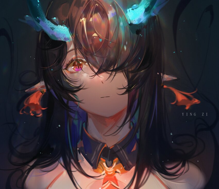 1girl arknights black_hair dragon_girl dragon_horns dusk_(arknights) earrings green_horns hair_over_one_eye highres horns jewelry looking_at_viewer pointy_ears red_eyes slit_pupils solo tassel tassel_earrings yingzi