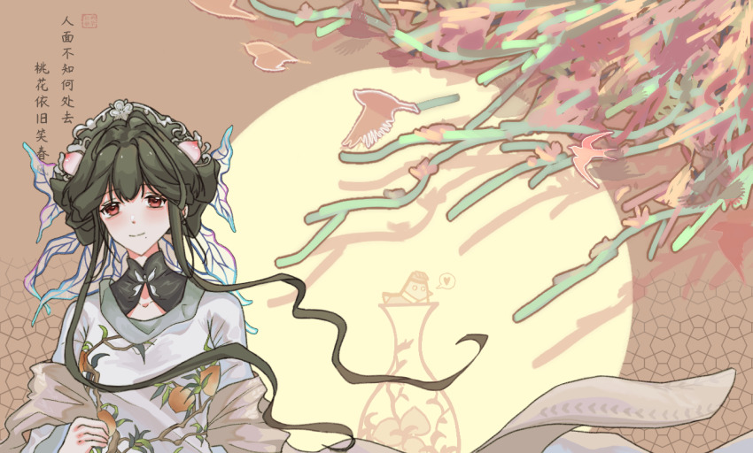 1girl black_hair chinese_clothes chinese_text commentary_request dress food-themed_hair_ornament food_print fruit_print futao_ping_(wuhua_mixin) green_hair hair_bun hair_ornament long_hair long_sleeves looking_at_viewer mandarin_collar peach_hair_ornament peach_print red_eyes shawl smile solo translation_request upper_body vase white_dress wide_sleeves woruo_huafeng wuhua_mixin