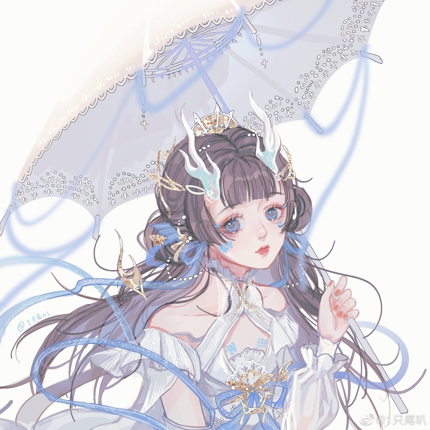 1_zhi_wei_ba 1girl artist_name bare_shoulders beads blue_eyes blue_horns blue_ribbon blunt_bangs brown_hair chinese_clothes chinese_commentary closed_mouth collarbone commentary_request detached_sleeves dragon_horns dress expressionless eyelashes eyeshadow frilled_dress frills hair_beads hair_ornament hair_ribbon halter_dress halterneck highres holding holding_umbrella horns lace-trimmed_umbrella lipstick long_hair long_sleeves looking_at_viewer makeup marking_on_cheek nail_polish original puffy_long_sleeves puffy_sleeves red_eyeshadow red_lips red_nails ribbon short_sleeves simple_background solo umbrella upper_body watermark weibo_watermark white_background white_dress white_sleeves white_umbrella yellow_ribbon