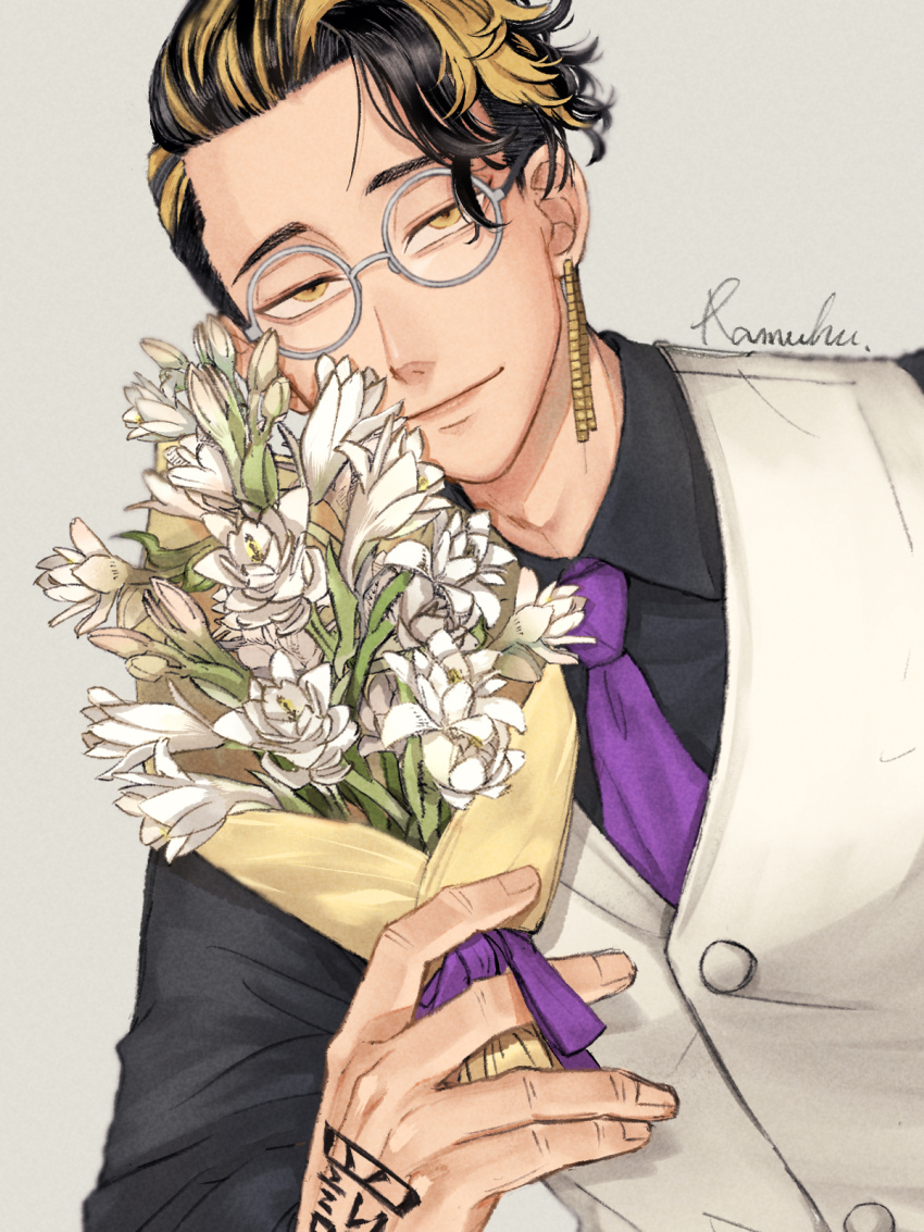 1boy artist_name black_hair black_shirt blonde_hair bouquet bud buttons closed_mouth collared_shirt commentary_request earrings flower glasses grey_background hand_tattoo hand_up hanma_shuuji highres holding holding_bouquet jewelry long_sleeves looking_at_viewer male_focus multicolored_hair necktie purple_necktie purple_ribbon ramfu ribbon round_eyewear shirt short_hair signature simple_background single_earring smile solo streaked_hair tattoo tokyo_revengers upper_body vest white_flower white_vest wing_collar yellow_eyes