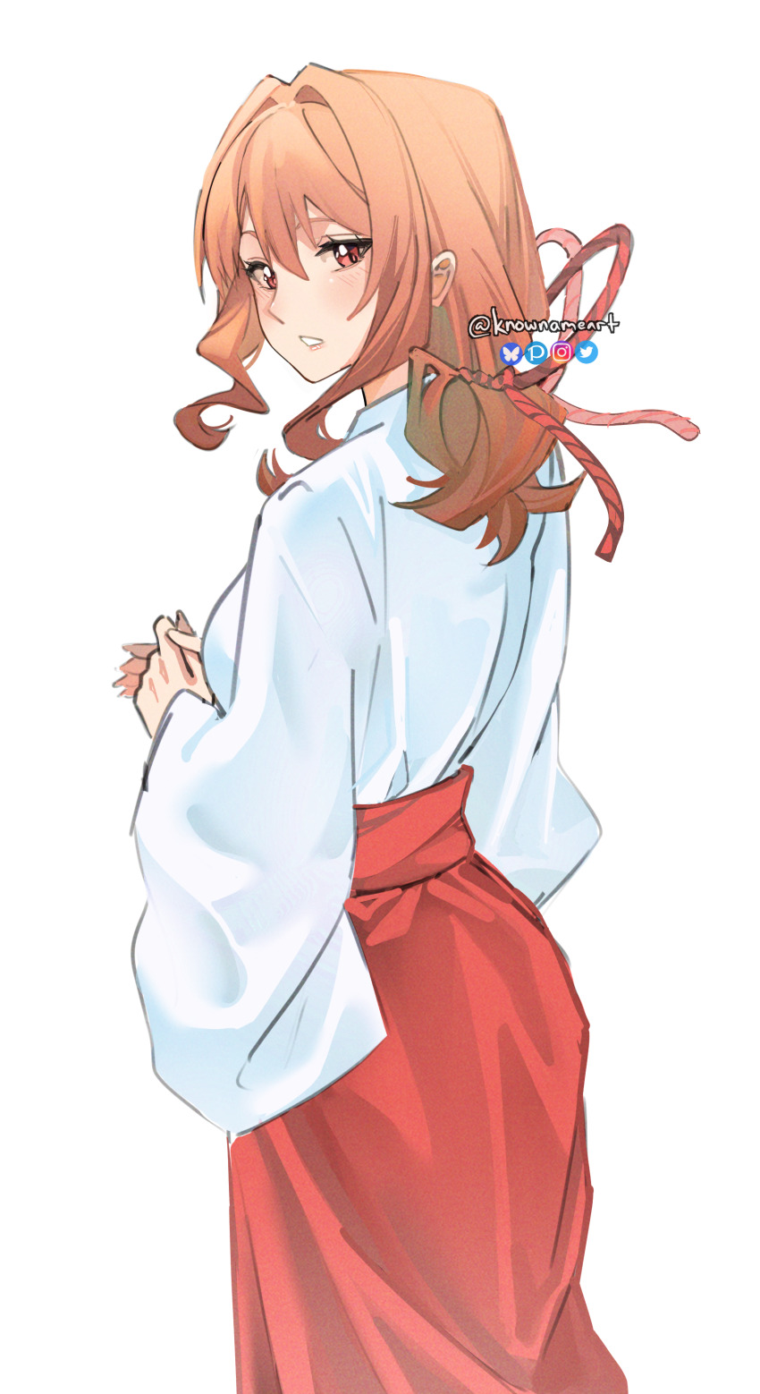 1girl absurdres amagami-san_chi_no_enmusubi amagami_yuna commentary cowboy_shot from_behind hair_between_eyes hair_ribbon hakama hakama_skirt highres japanese_clothes knowname kosode looking_at_viewer medium_hair miko own_hands_together parted_lips red_eyes red_hair red_hakama red_ribbon ribbon simple_background skirt solo standing teeth twitter_username white_background